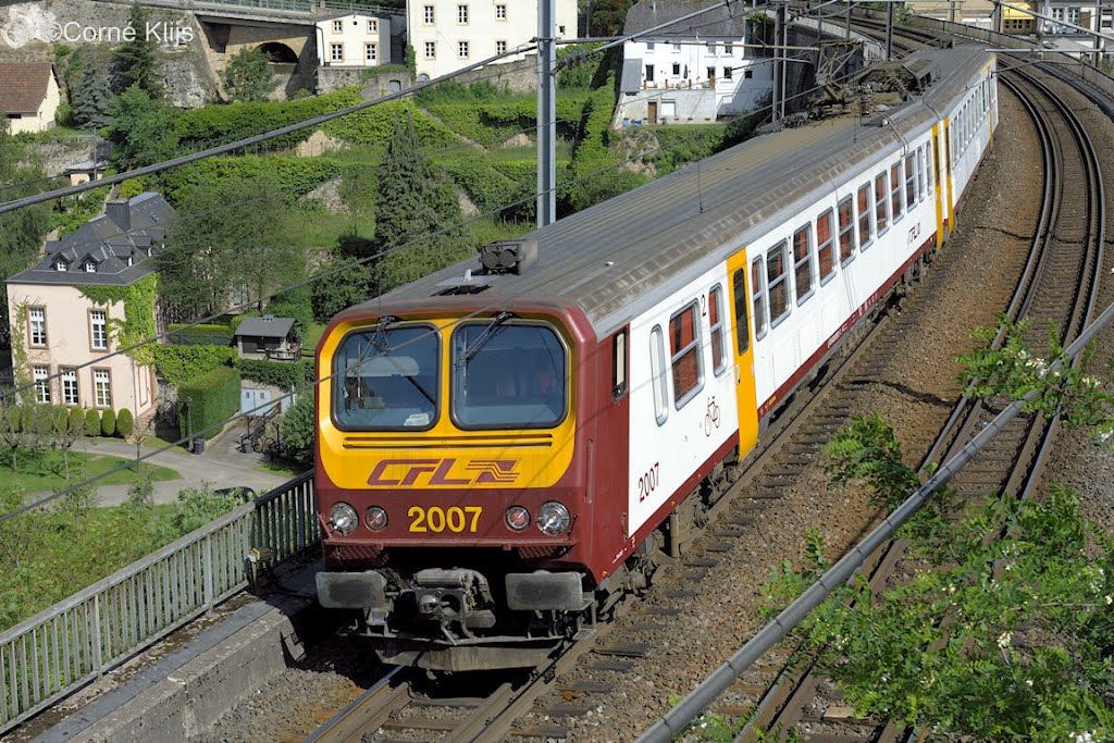 Treinstel van CFL op het spoorviaduct Clausen in Luxemburg (Lux) by Corné Klijs