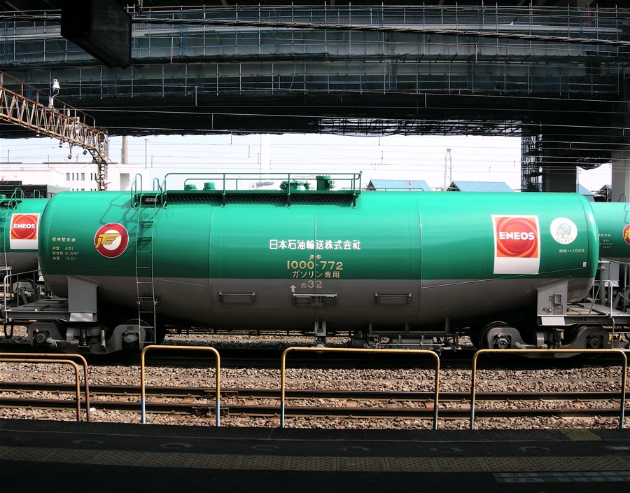 石油タンク車 (Oil tanker, JR Negishi Station) by yossy