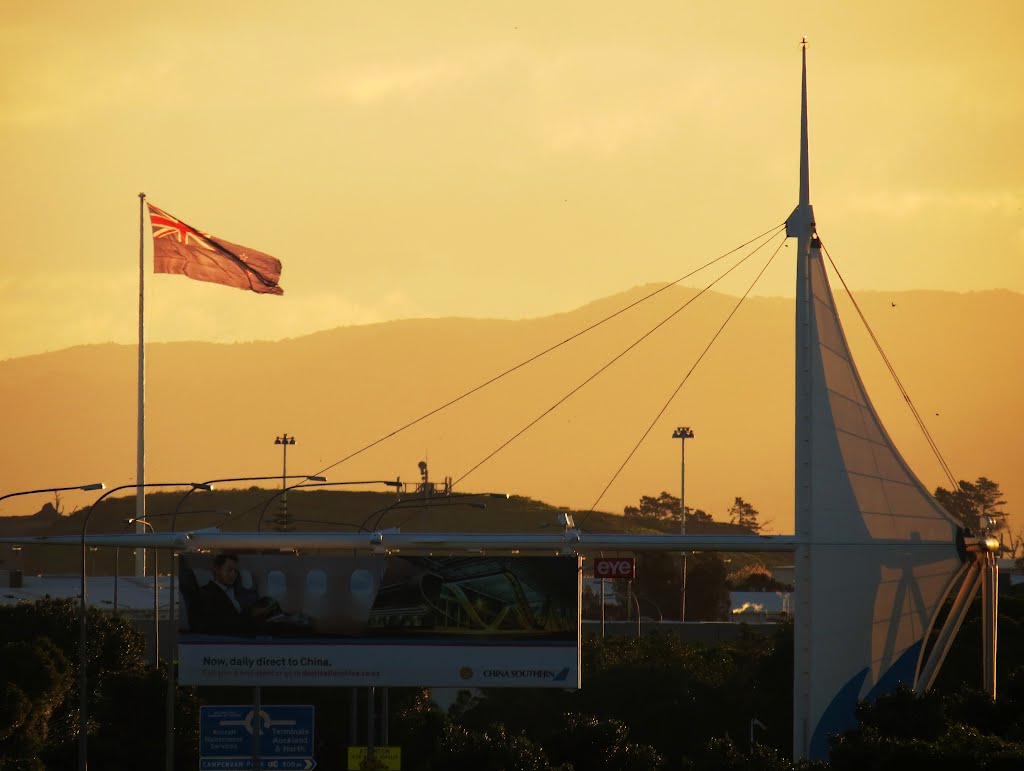 End of the day near Auckland airport (AKL), North Island, New Zealand. by André Bonacin