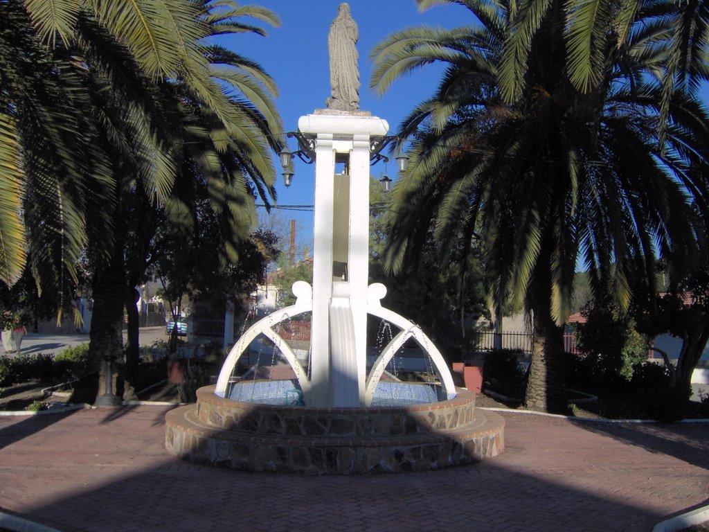 Fuente en la Plaza de la Iglesia by Paco Letras