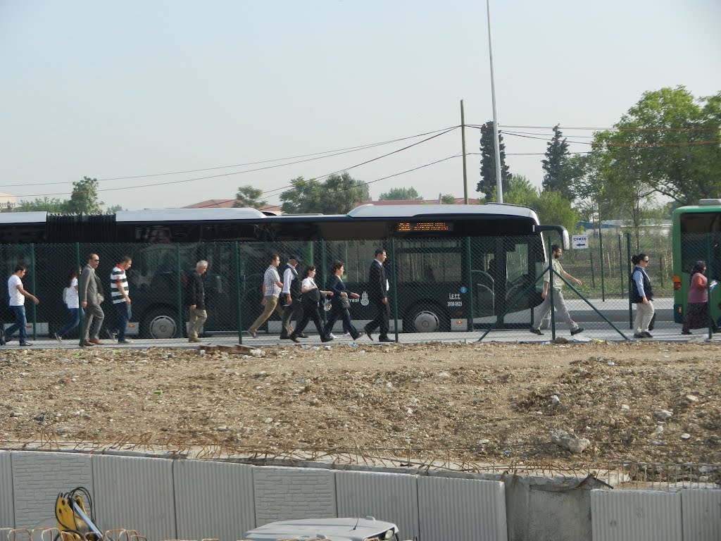 Avcılar Metrobüs yolcuları by Ahmet Soyak