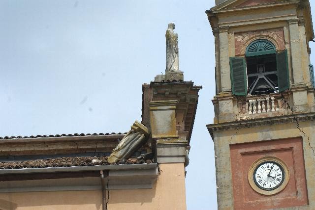 C_&_M vivendo il disastro del terremoto Sant’Agostino Guardate e immaginate il dolore di chi ha lavorato tanto e ora non ha più nulla, neanche le chiese in cui pregavamo. Facciamo risorgere i nostri paesi. by Domenico-Mimmo