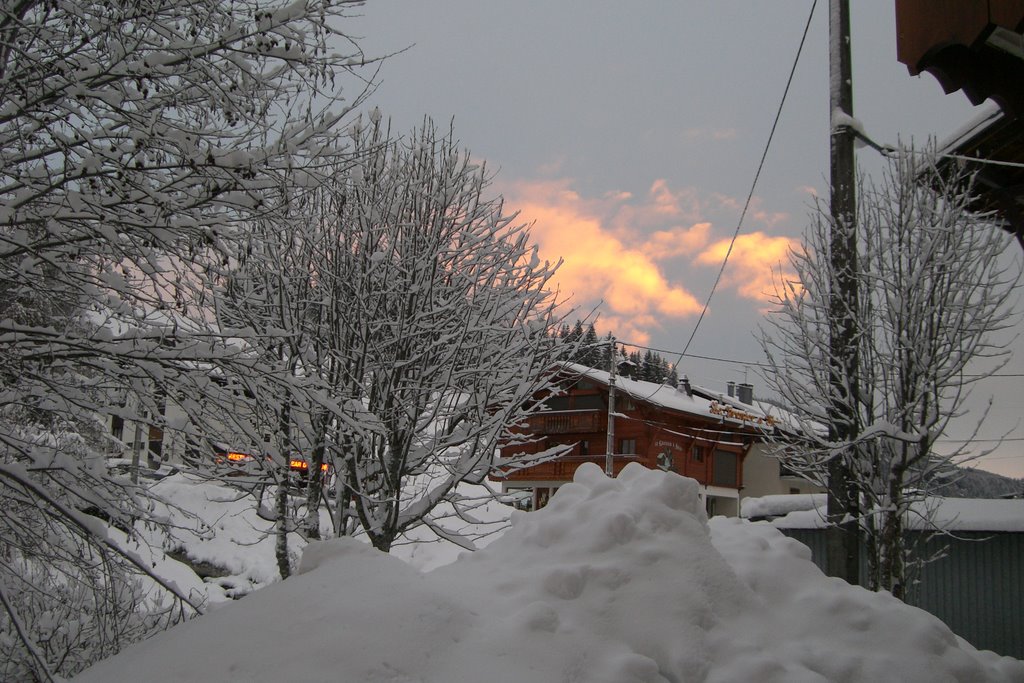 Vurig zonlicht boven Les Gets na een hele dag sneeuwen (Trudi) by Trudi