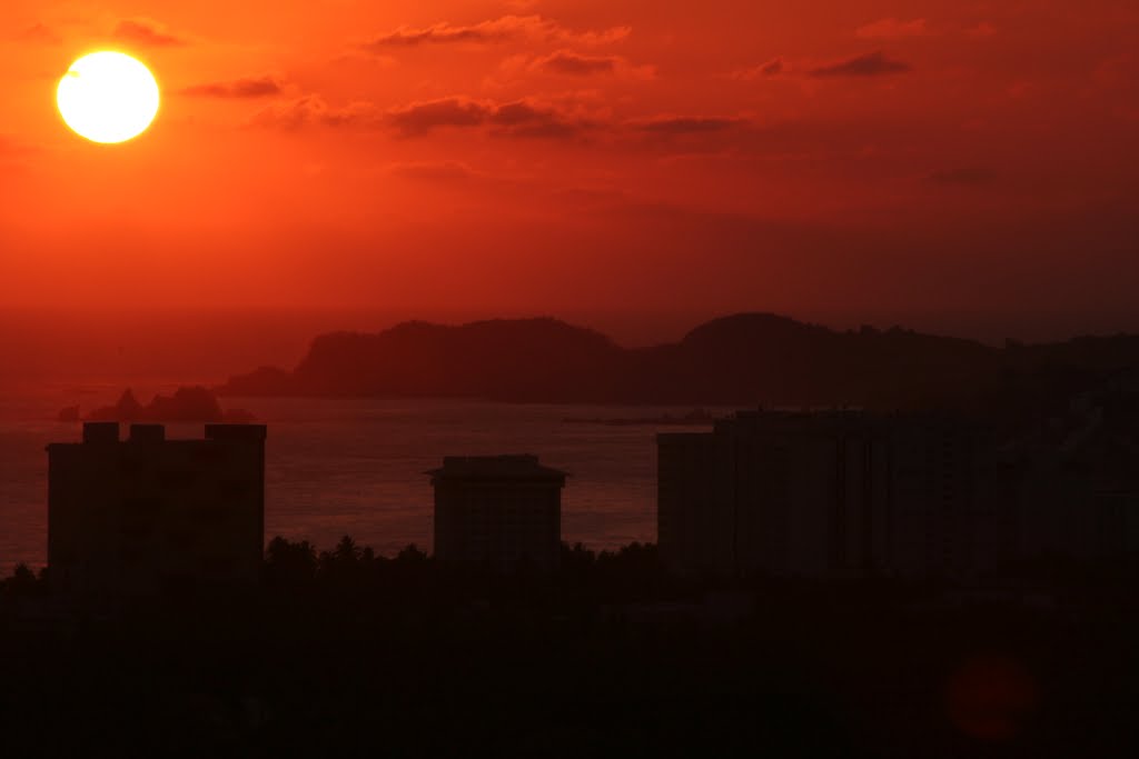 Atardecer en Ixtapa by Beto Tamez