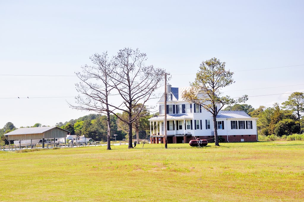 VIRGINIA: MATHEWS: NEW POINT: private residence with boathouse, tire swing, tin roof by Douglas W. Reynolds, Jr.