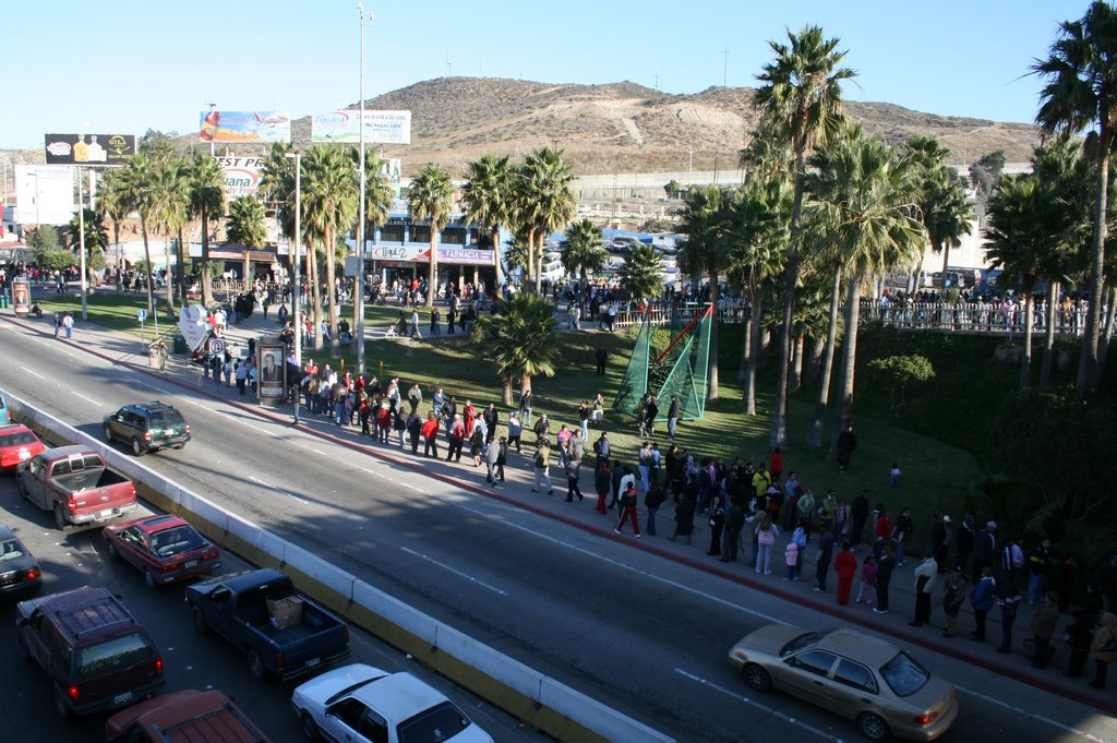 Cola peatonal cruce internacional by Foto Guzmán