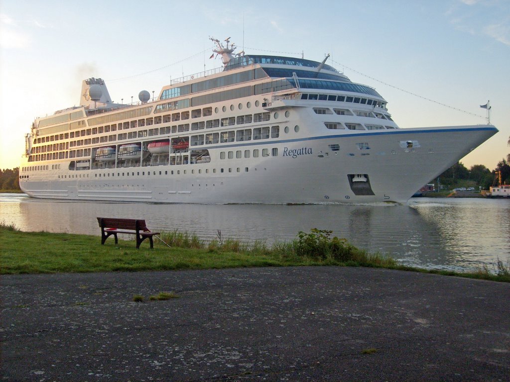 Traumschiff im Nord-Ostsee-Kanal by Martin51