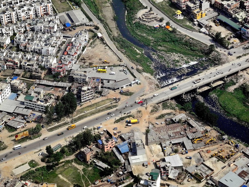 Kathmandu : pont pour le boulevard périhérique sur la rivière Bagmati by Royon