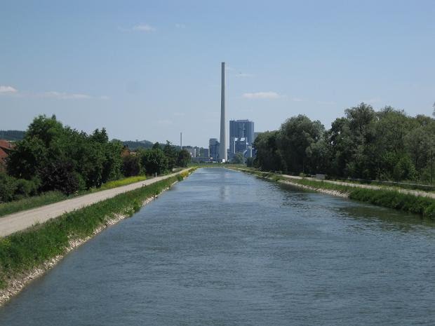 Zolling Blick vom Amperkanal auf das Kohlekraftwerk Anglberg by hubi1802