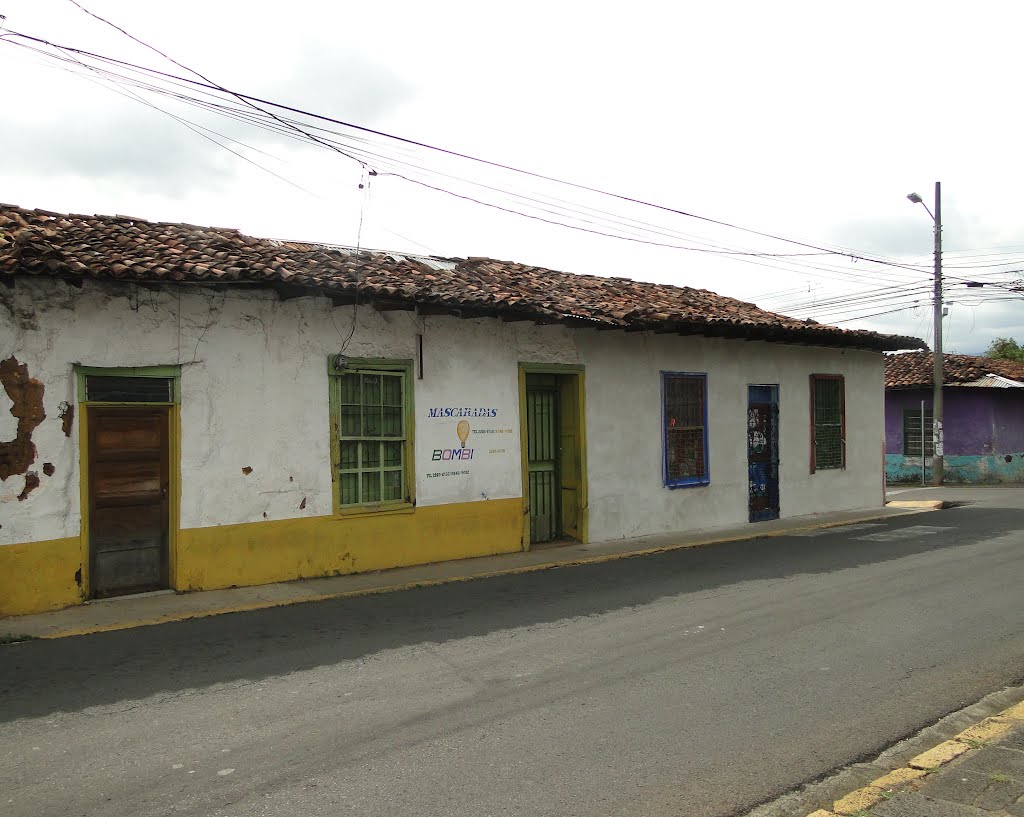 Casas de Adobe en Barva de Heredia by Gino Vivi