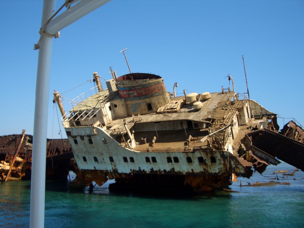 Loullia wreck on Gordon Reef3 by Steve Mail