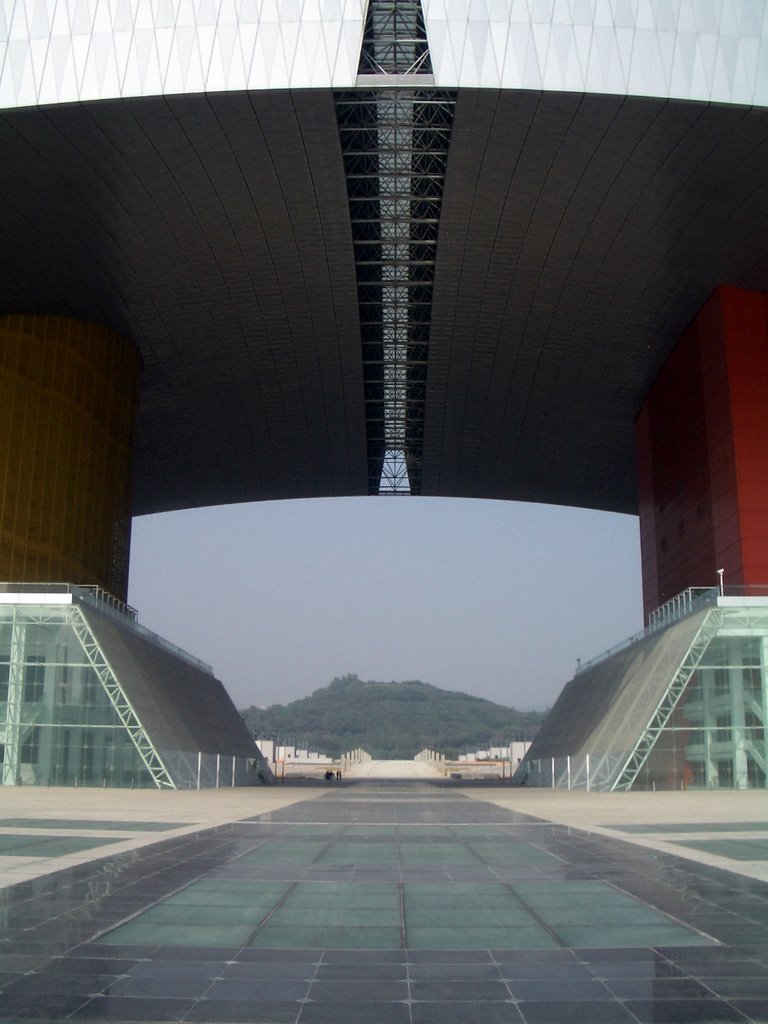 Lian Hua Shan, 莲花山, from in front of Shenzhen City Hall by diyiliangmianbaoche