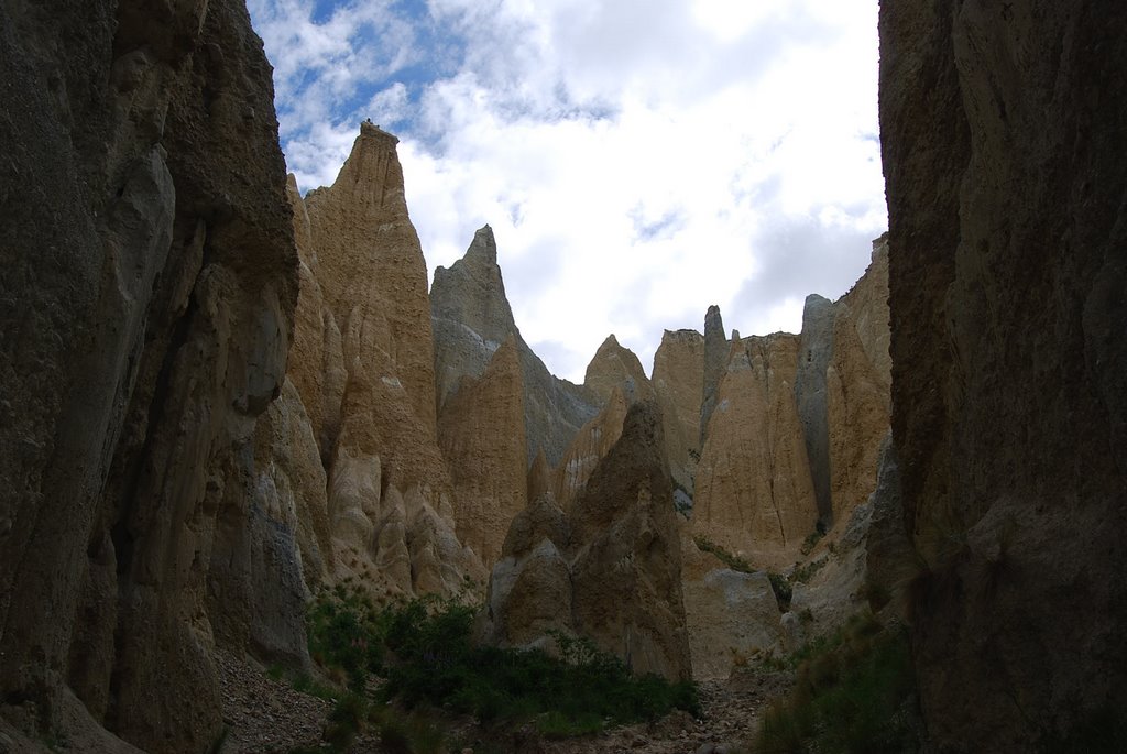 Inside Clay Cliffs by Pablo Triviño (Chile…