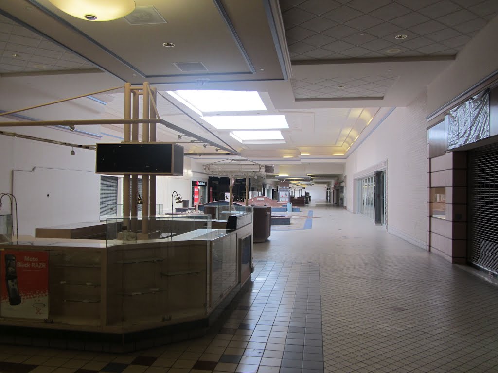 The Dying Frederick Towne Mall by poissonperdu