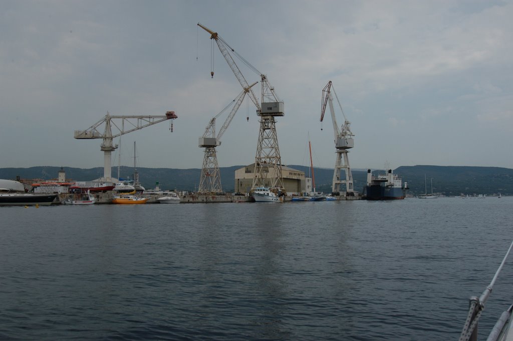 Dans le port de La Ciotat by Emmanuel Gabolde