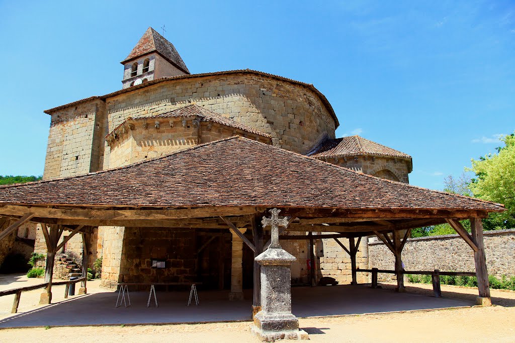 L'église de Saint-Jean-de-Côle jouxtée de sa curieuse halle. by Bernard Fontaines