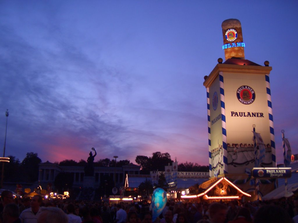 Munich "Oktoberfest" after sunset by micgruxx