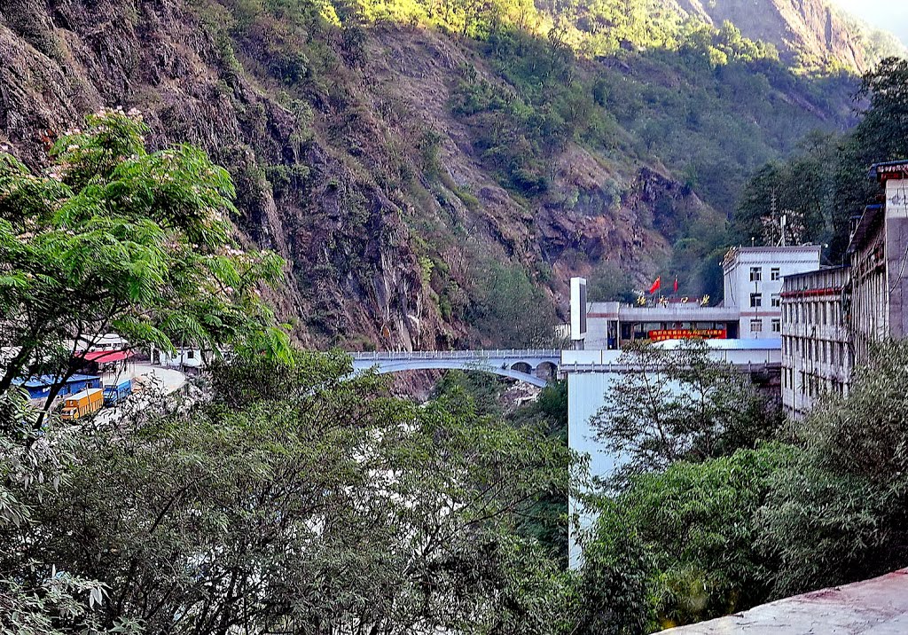 Frontière Chine-Népal entre Zhangmu et Kodari = 'Friendship bridge' by Royon