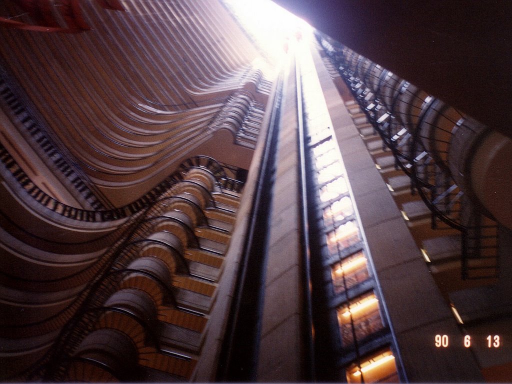 Marriott Atlanta Marquis Inside : June 13，1990 by in4design