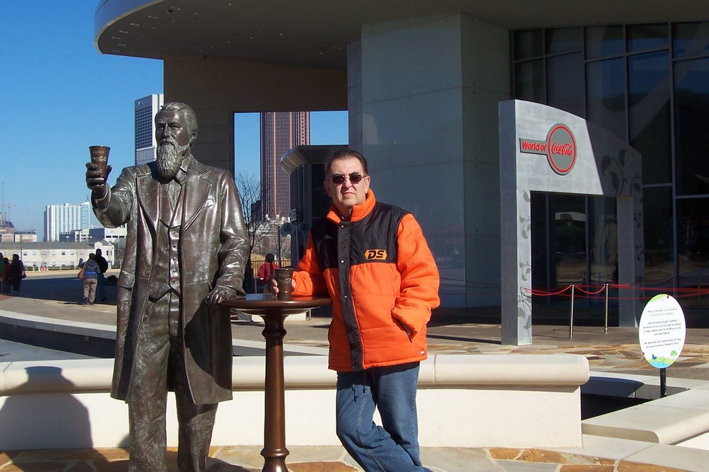 Frente al Mundo de Coca Cola. by Luis B Castro