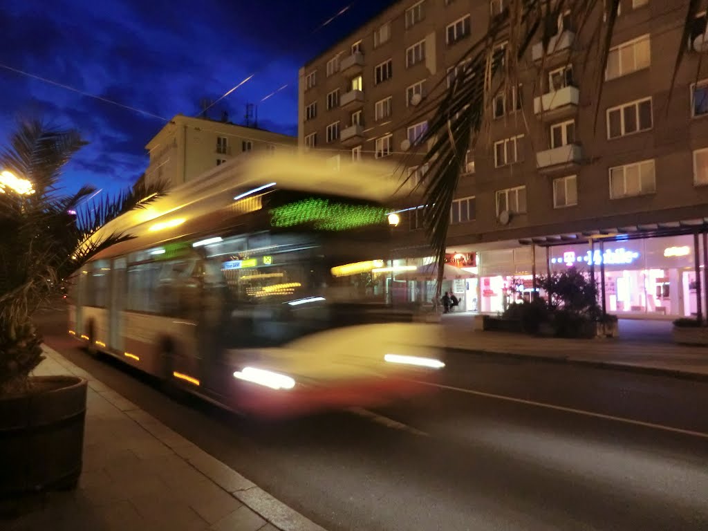 Městský autobus projíždí okolo mě.... (City bus passes around me....) by MAPP HUDRANS