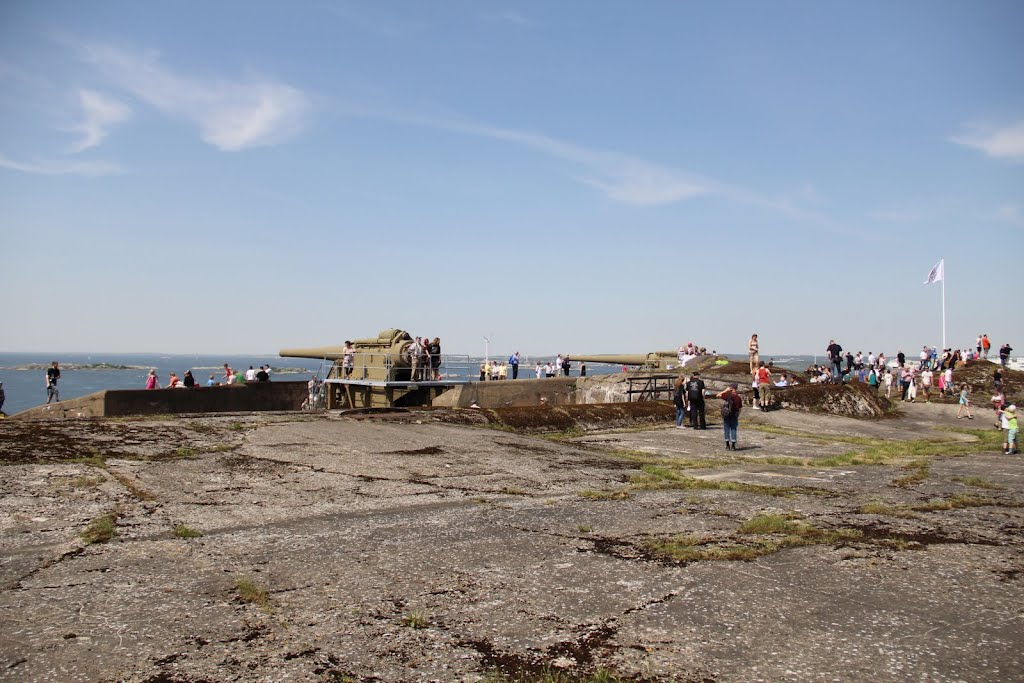 The two main guns of Oscar II fortification. I ett betänkande 1892 gav chefen för generalstaben ett förslag till försvar av flottans operationsbaser i Göteborg. 1897 års befästningskommitté gjorde upp ett förenklat förslag med ett fort på Västerberget. 18 by Not4you77