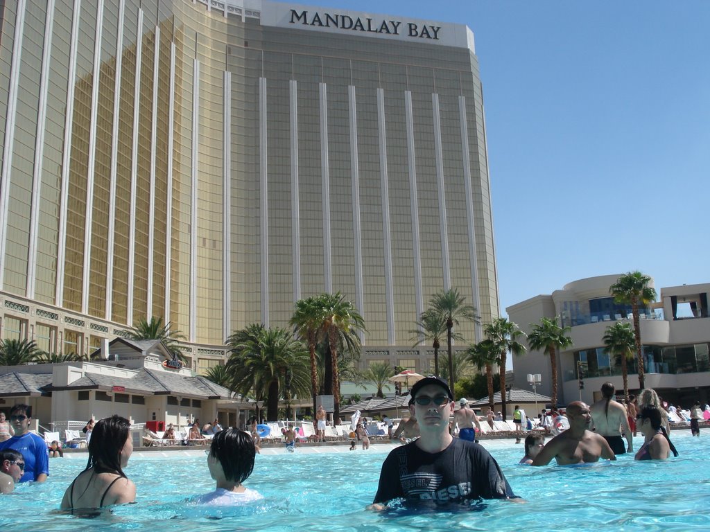 Mandalay Bay Picina by mauriciomoreno