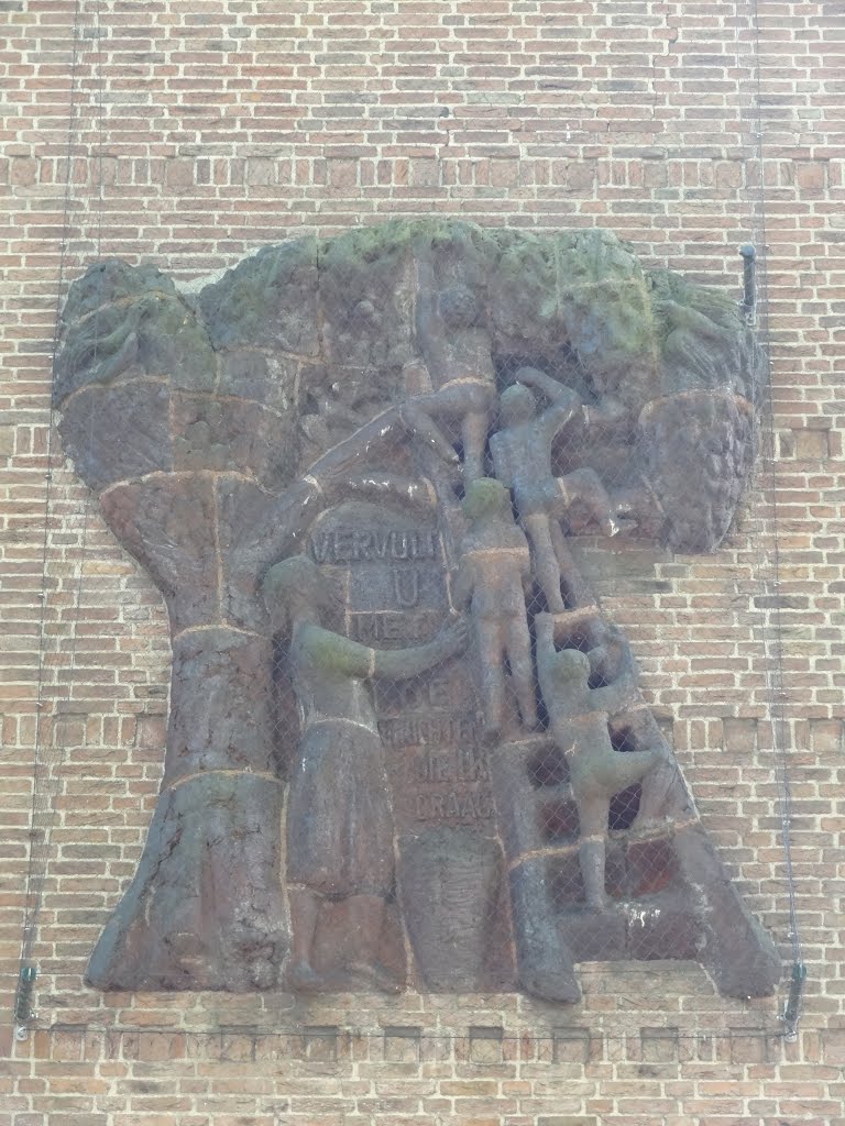 Relief 'Vervult u met de vruchten die ik draag' created by Marius van Beek at the wall of the Karel de Grote College at the Wilhelminasingel by Willem Nabuurs