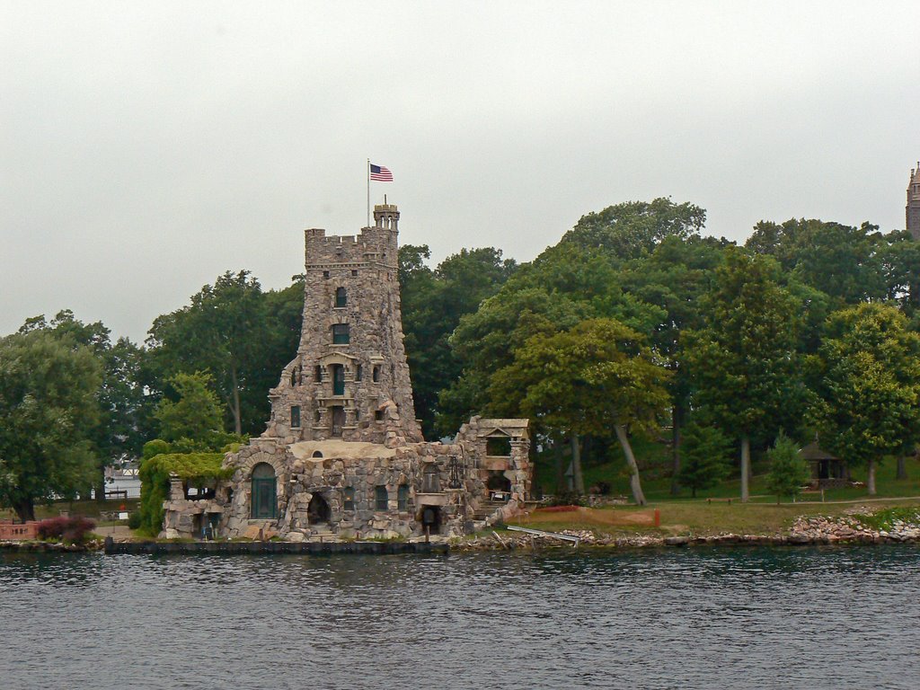 Le Château Boldt de l'Île de Coeur (Maison de jeux) by Georges Arseneault