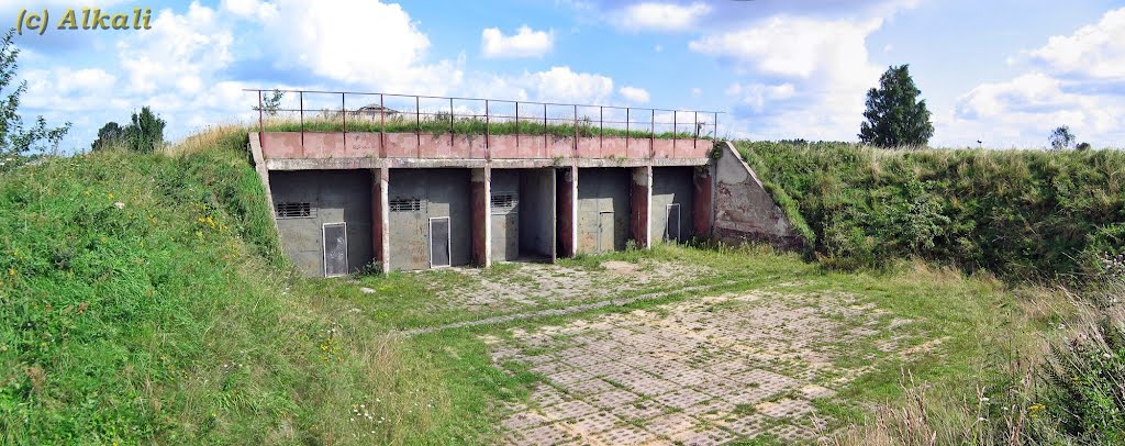 Siemianice – Stanowisko dowodzenia 14. Batalionu Rozpoznania Radioelektronicznego (14. ELINT battalion - command post shelter) by Alkali