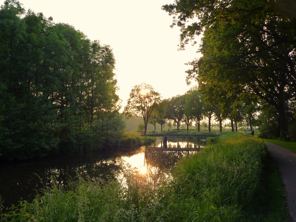 Avond aan het Valleikanaal , Evening sun reflecting on the water , Lambalgse bridge by Mart61