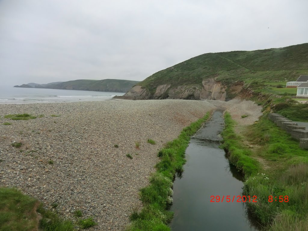 Naturally Occurring Sea Wall at Nolton by Lobster1