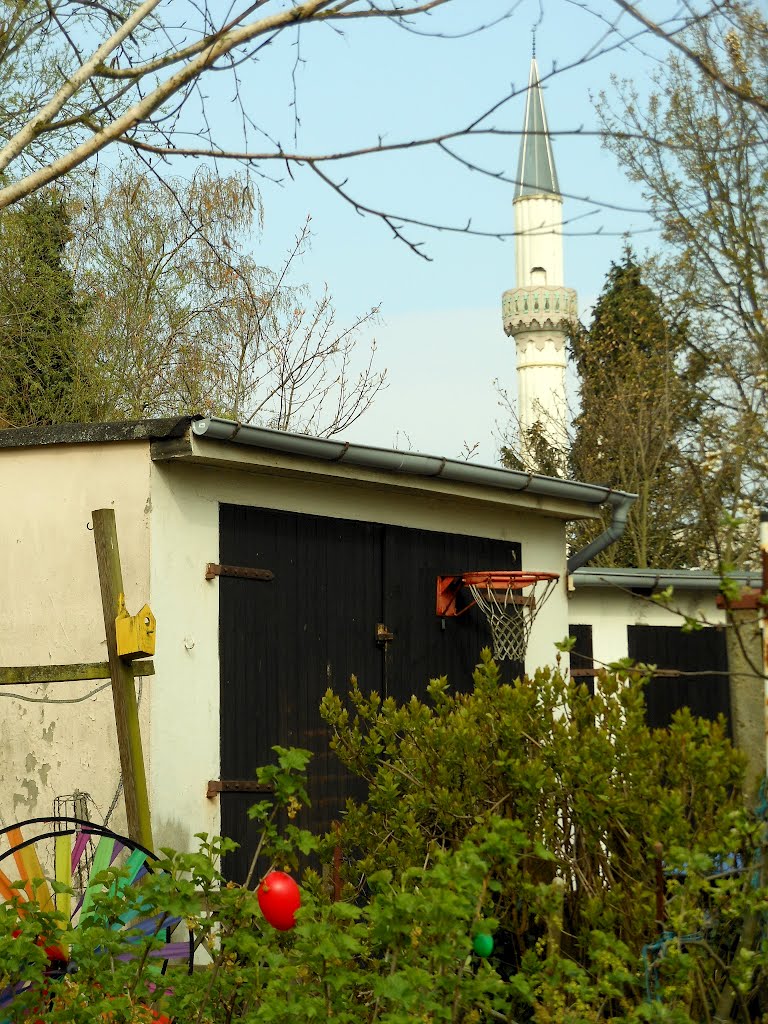 Bremer juxtaposition: Easter egg foreground and mosque background... by frtzw906