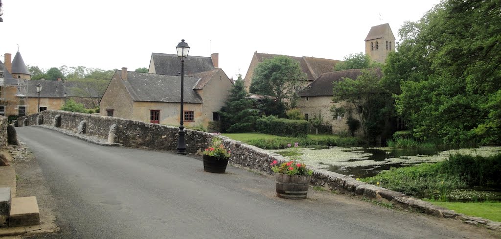 Petite cité de caractère ,et l'église Saint Hilaire by voigtlander,jp.pourcines