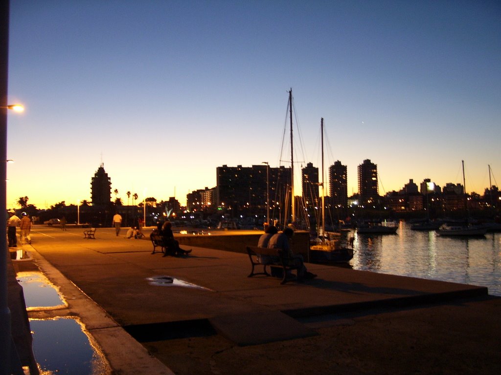 Crepúsculo en Puerto del Buceo by Gonzalo Arin Carrau