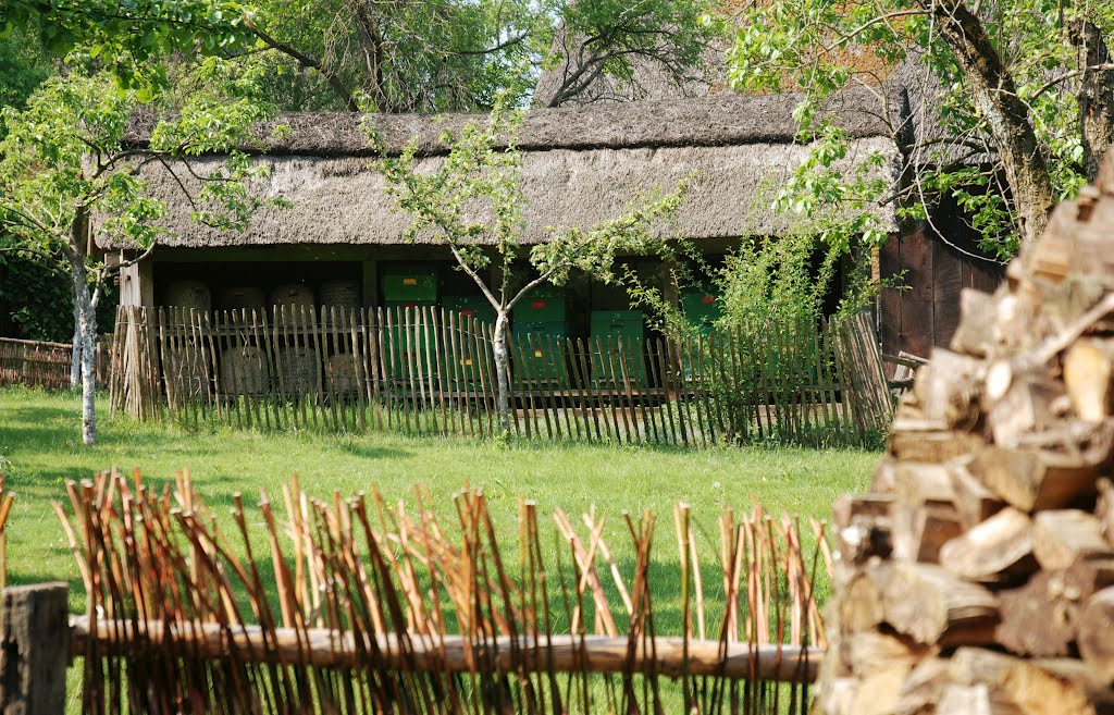 Freilichtmuseum am Kiekeberg: Honigspeicher vom Riepshof/ Otter by vp_hmbg-PRO PANORAMIO