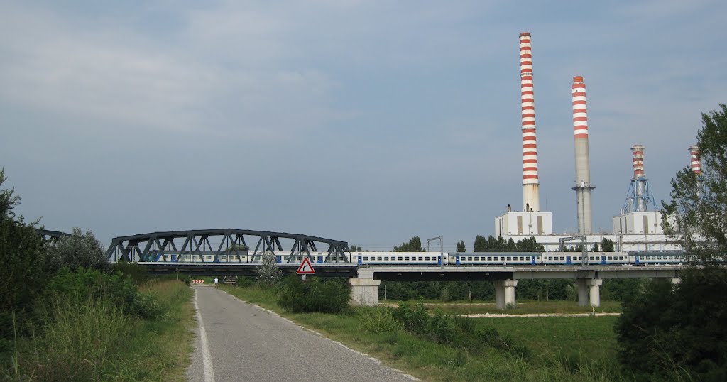 Ostiglia.Centrale termoelettrica e linea ferroviaria Bologna-Brennero. by brezza