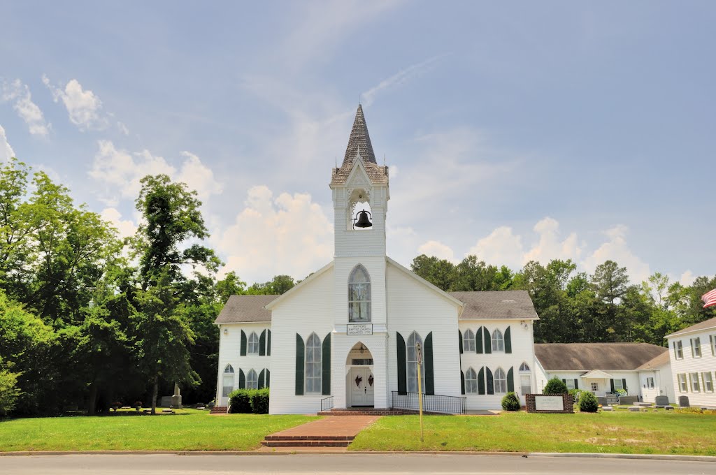 VIRGINIA: MATHEWS: HUDGINS: Mathews Baptist Church, 8284 Buckley Hall Road (S.R. 198) front view (as seen from the middle of the highway) by Douglas W. Reynolds, Jr.