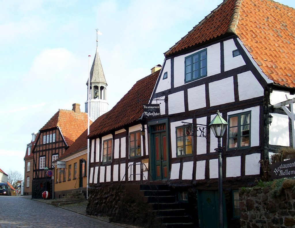 Restaurant "Mellem Jyder", Ebeltoft by www.ebeltoftnet.dk