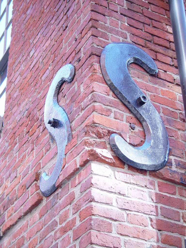 Corner detail, oldest brick house in Boston, 1767 Ebenezer Hancock house, North End (5-2005) by Ken Badgley