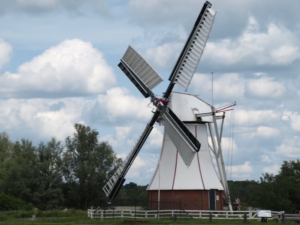 Poldermolen "De Witte Molen" in Glimmen. by Hans R van der Woude