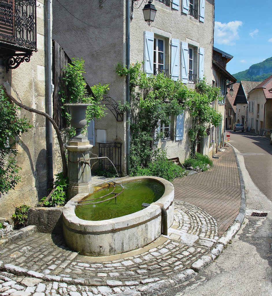 Lods : la fontaine du haut by JGS25