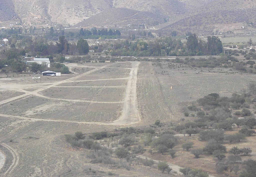 Aeródromo Curacaví, SCCV, 666', 10 - 28, 800 x 18m. Final pista 10 by horacioparrague