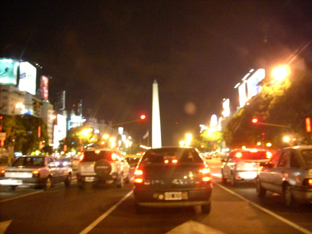 Vista de obelisco sobre 9 de julio de noche by mi_87_ca