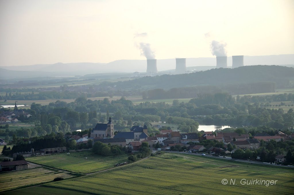 Berg-sur-Moselle en contre-jour by N. Guirkinger