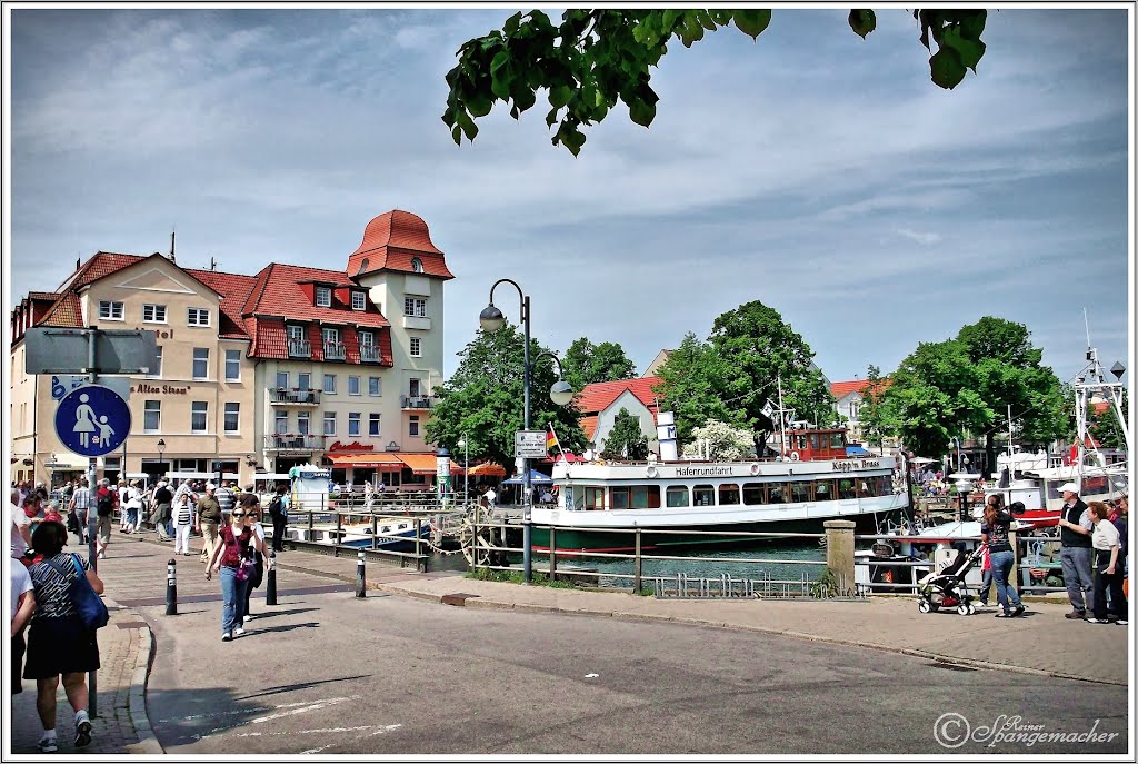 Brücke am Bahnhof by Reiner Spangemacher