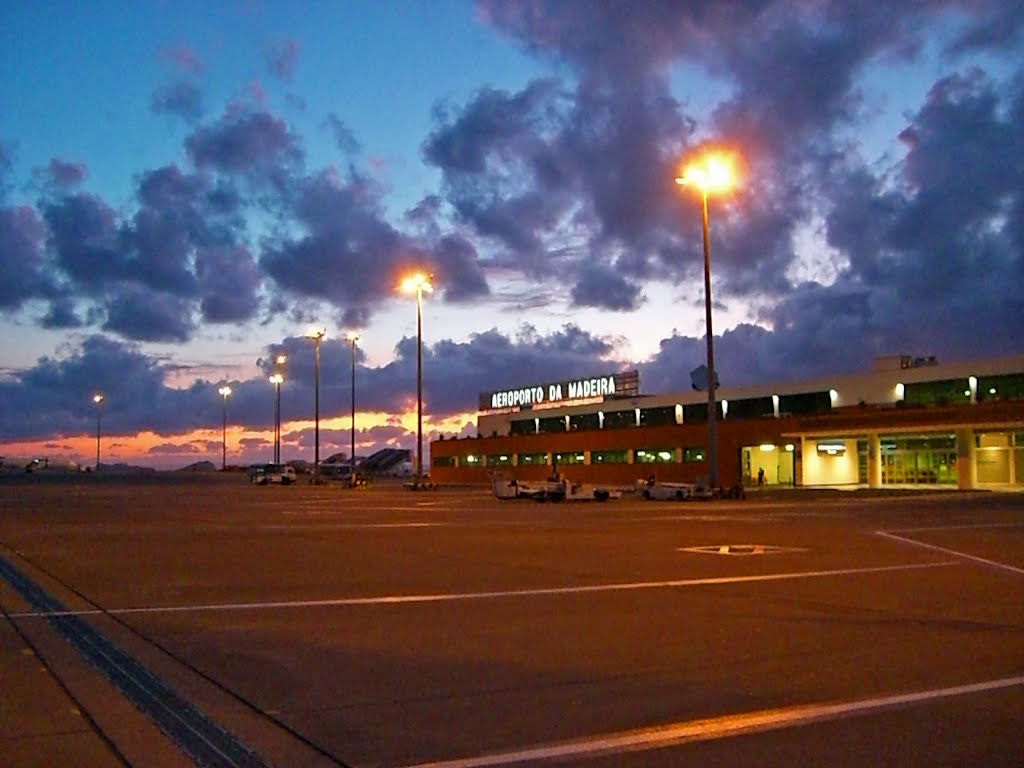 Aroporto de Funchal,Madeira by MarieE