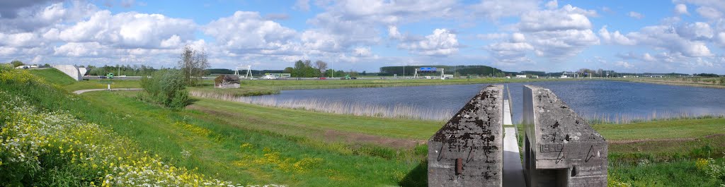 Doorgezaagde bunker, pano by Geerten