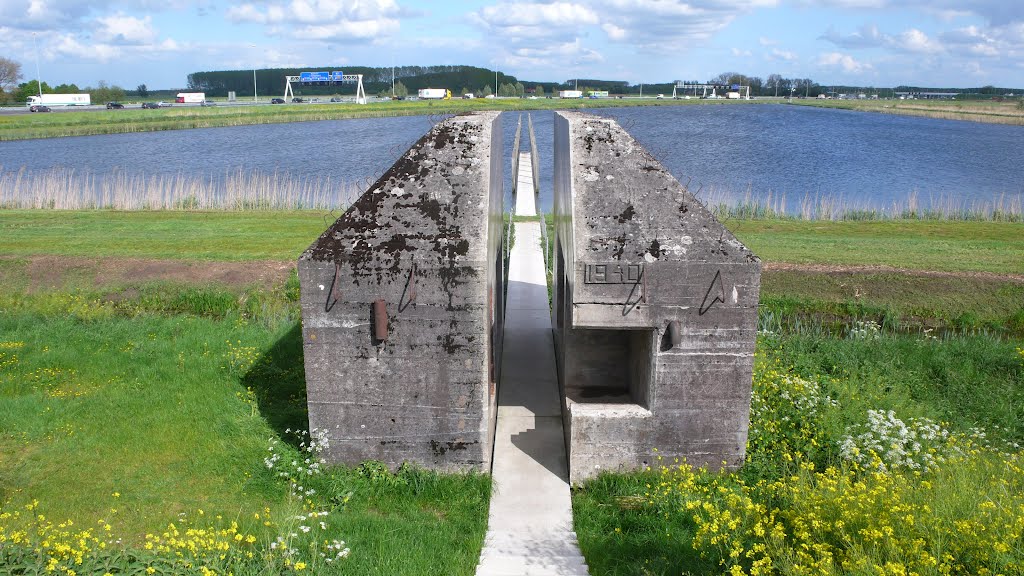 Doorgezaagde bunker plus A2 by Geerten