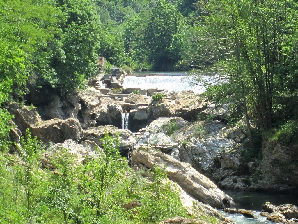 Escala salmonera de Caño, Cangas de Onís, Asturias, España. by PGARCIA